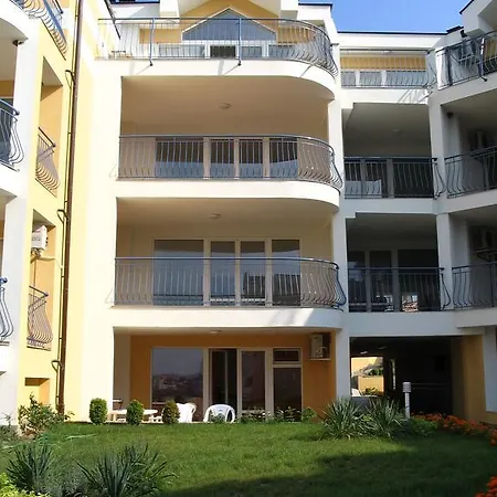 Golden Wave Apartment *